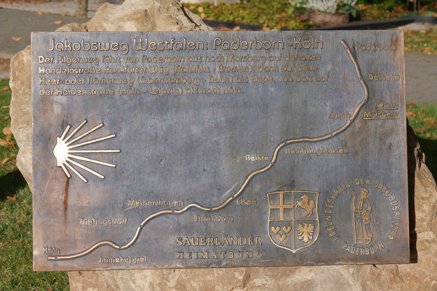 Die Bronzeplatte zeigt den Verlauf des Jakobsweges von Paderborn nach Elspe.