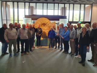 Gruppenfoto vor dem größten Ammonit der Welt im LWL-Museum für Naturkunde